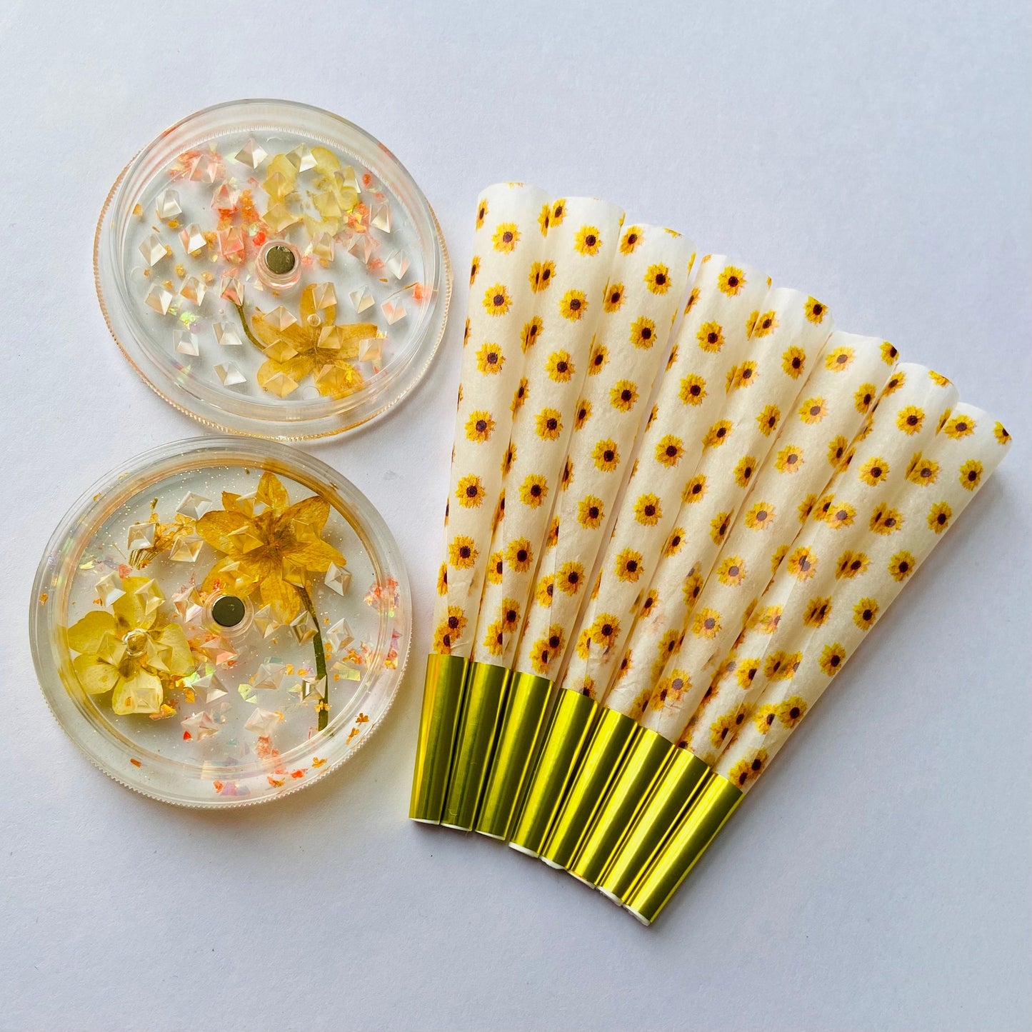 Pre ROLLED CONES & GRINDER Set - Yellow Flower - Natural Papers 8 Pack - Gold Glitter Grinder - Free Gift