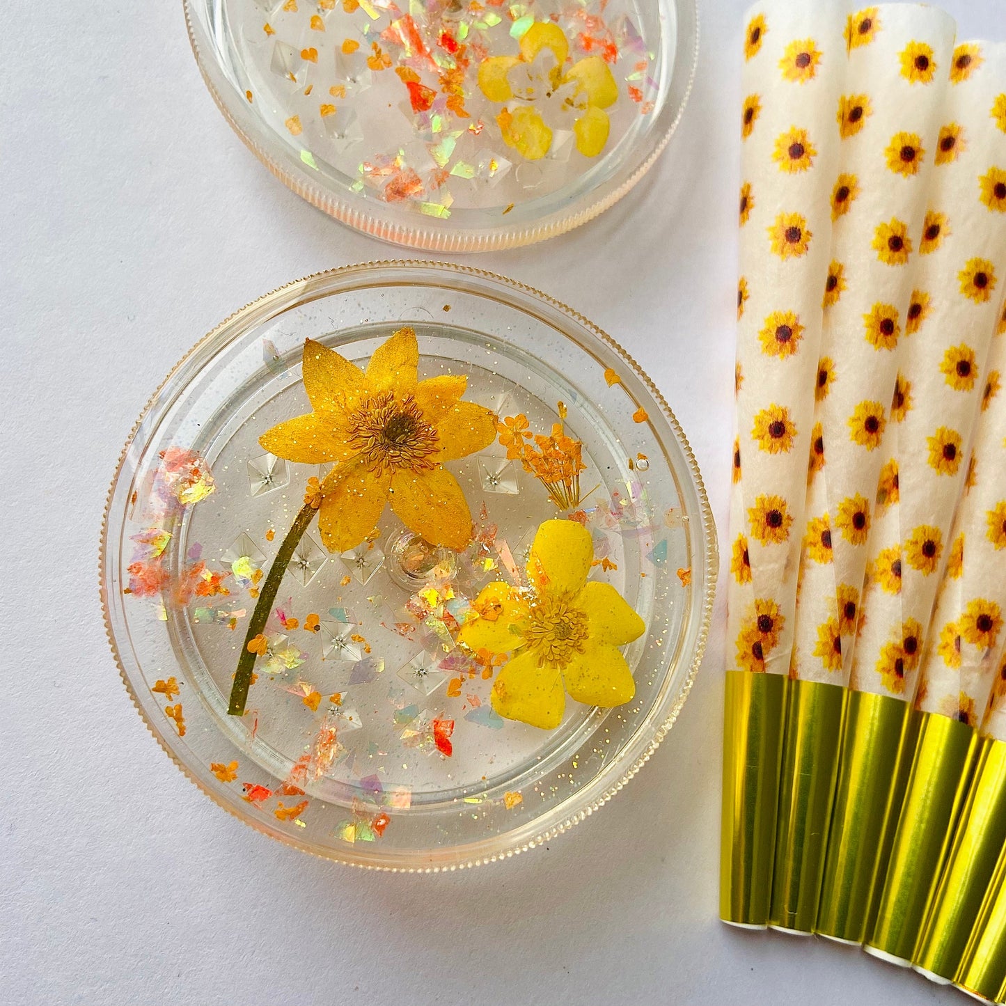 Pre ROLLED CONES & GRINDER Set - Yellow Flower - Natural Papers 8 Pack - Gold Glitter Grinder - Free Gift