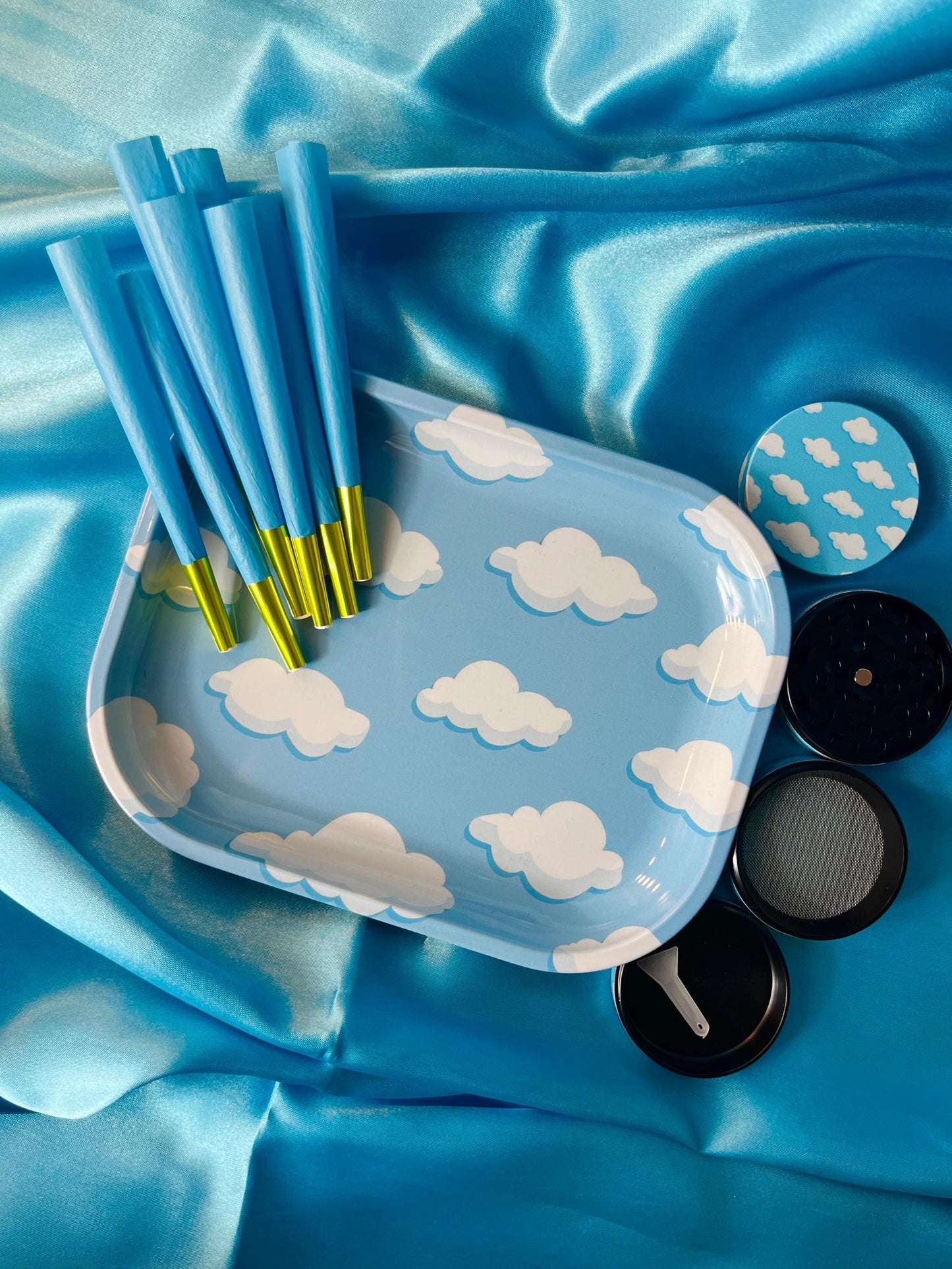 Dreamy Blue Clouds Rolling Set - Tray, Grinder and Cones